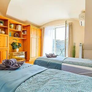 Apartment Roomy 80sqm At Center Free Parking Space, Ac & Balcony, Separate Ac In Four, Budapest