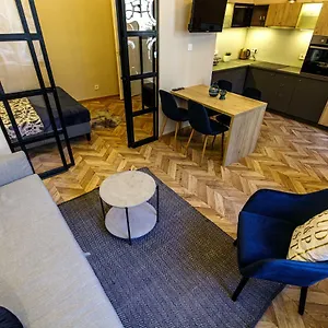 E13 - Elegant Apartment